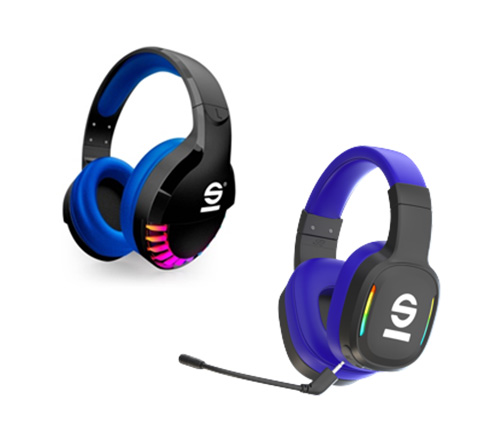 Due cuffie nere e blu su sfondo bianco. Una cuffia ha un microfono. Entrambe hanno un logo bianco.