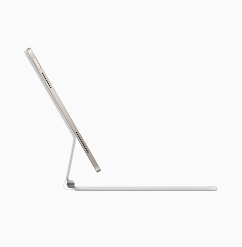 Tablet argento con tastiera bianca su sfondo bianco. Il tablet è leggermente inclinato.