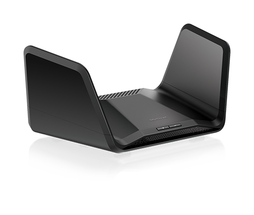 Un router nero con due antenne verticali rivolte verso l'alto, su uno sfondo bianco.