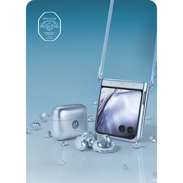 smartphone Motorola Razr 60 Swarovski Limited edition e auricolari posizionati in metto ai cristalli