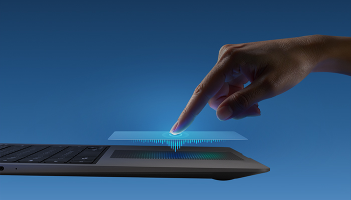 mano che pigia su touchpad