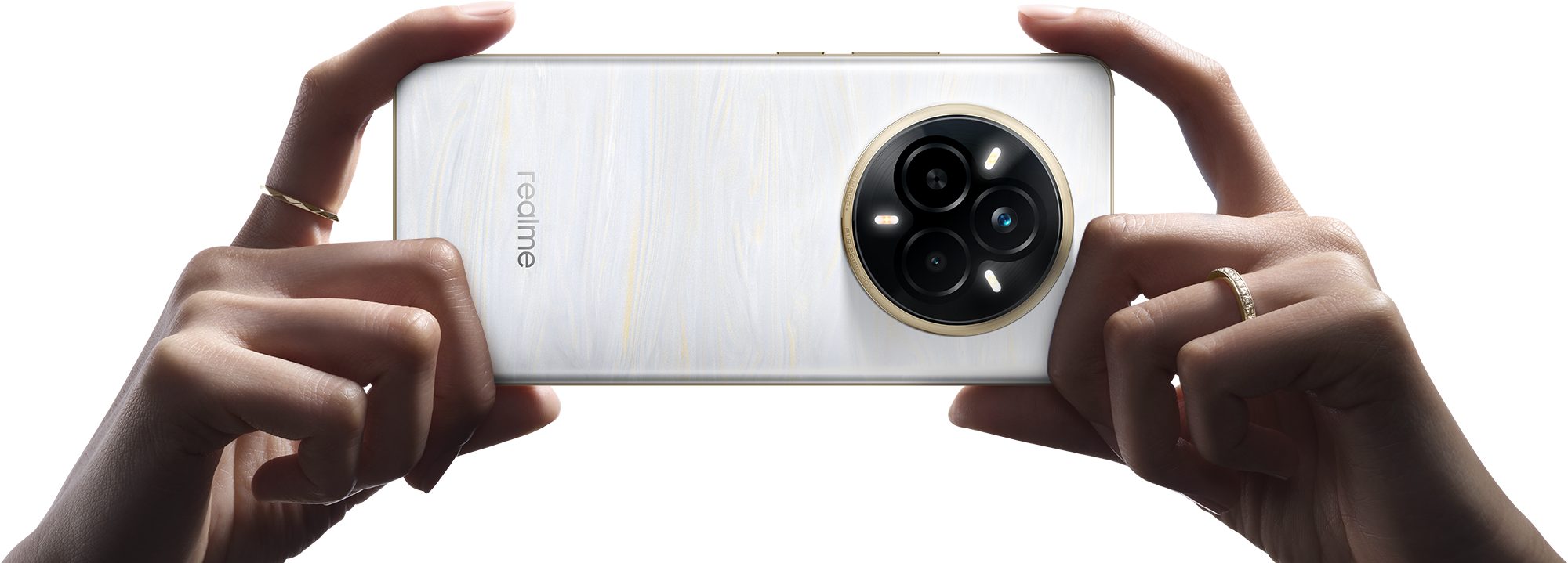 Due mani tengono orizzontalmente un telefono bianco con tre obiettivi della fotocamera.