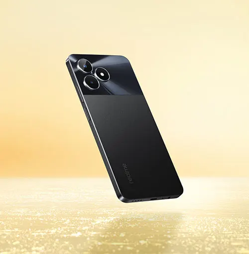 Telefono nero con tre fotocamere circolari sul retro, su sfondo beige e superficie dorata con riflessi.