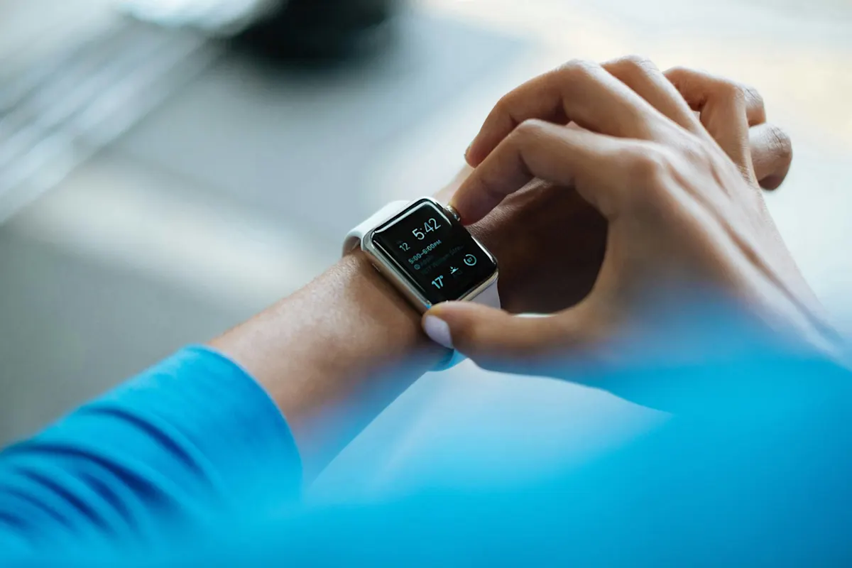 un uomo appena sveglio controlla il suo smartwatch