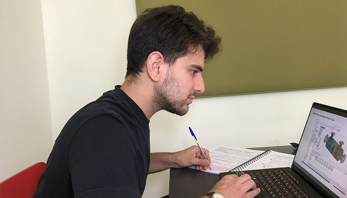 studente che prende appunti mentre lavora con notebook