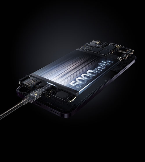 Un telefono nero con batteria da 5000 mAh è collegato a un cavo di ricarica su uno sfondo nero.