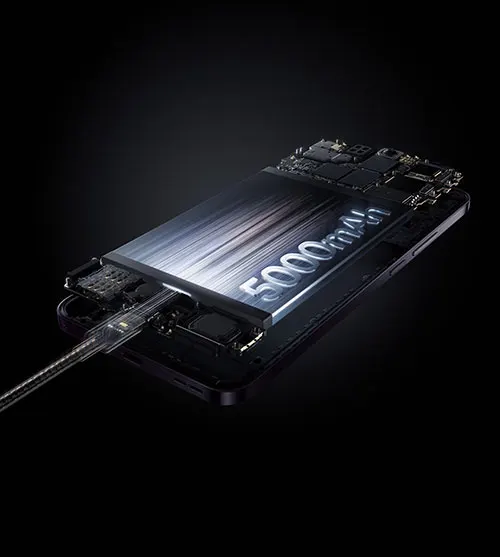 Un telefono nero con batteria da 5000 mAh è collegato a un cavo di ricarica su uno sfondo nero.