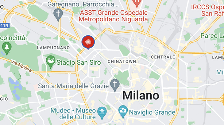 Mappa di Milano con strade gialle, aree verdi e punti di interesse. Un segnaposto rosso indica una posizione specifica.