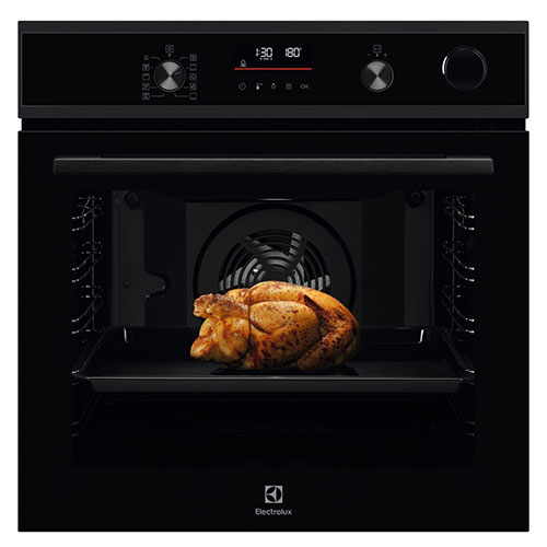 Forno nero con un pollo arrosto all'interno. Il forno ha un display digitale e una ventola.