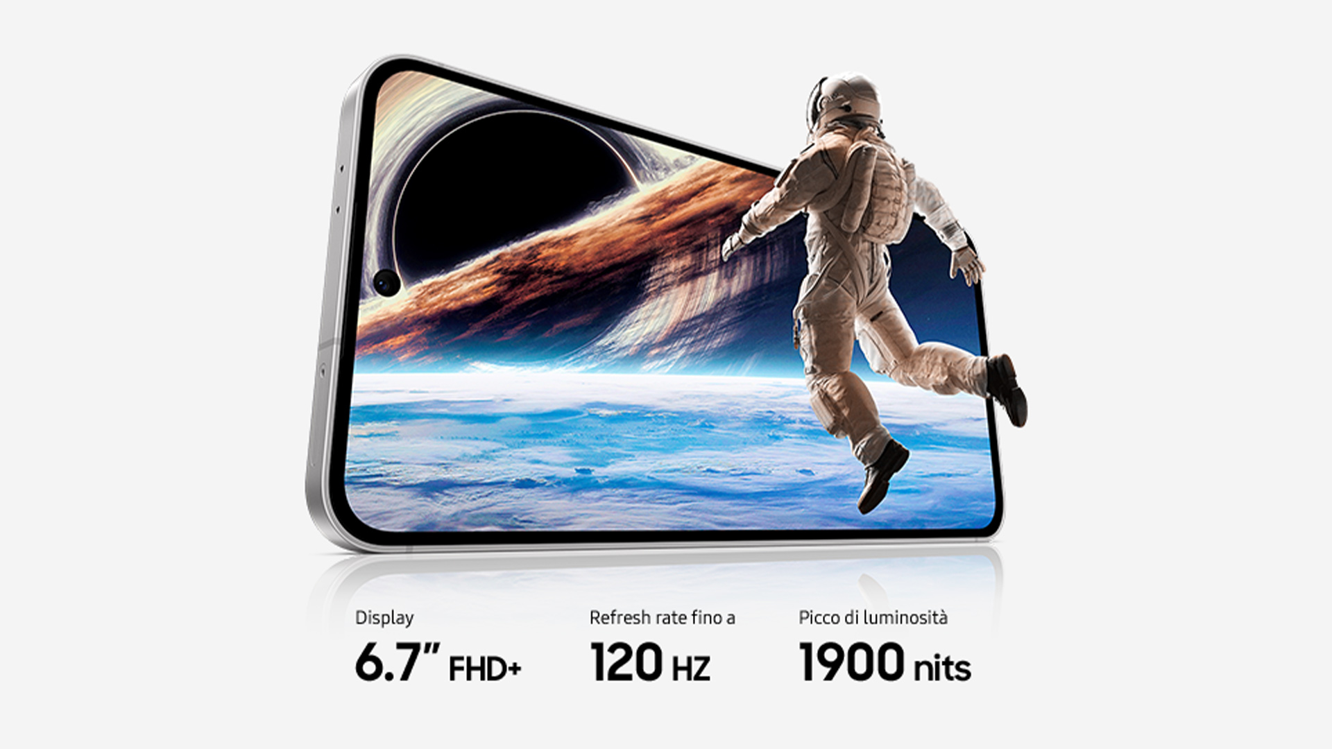 Un telefono mostra un astronauta che fluttua nello spazio con un buco nero e la Terra visibili sullo schermo.