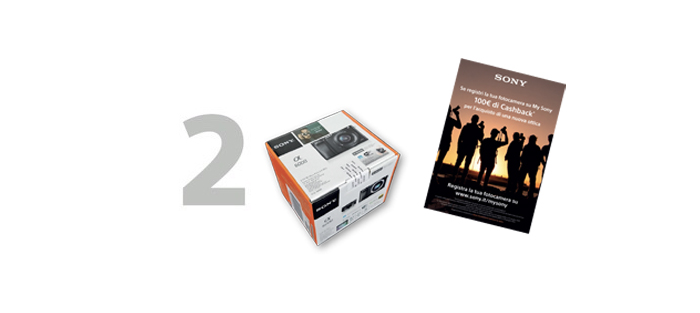 Il numero "2" grigio, una scatola di fotocamera e una brochure Sony su sfondo bianco.