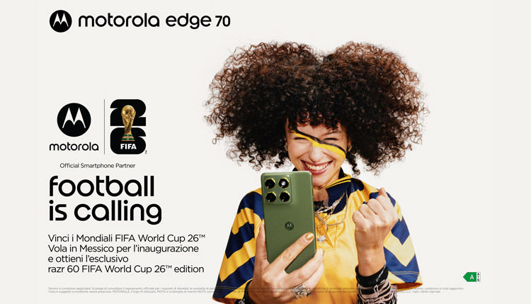 Una ragazza con in mano uno smartphone esulta