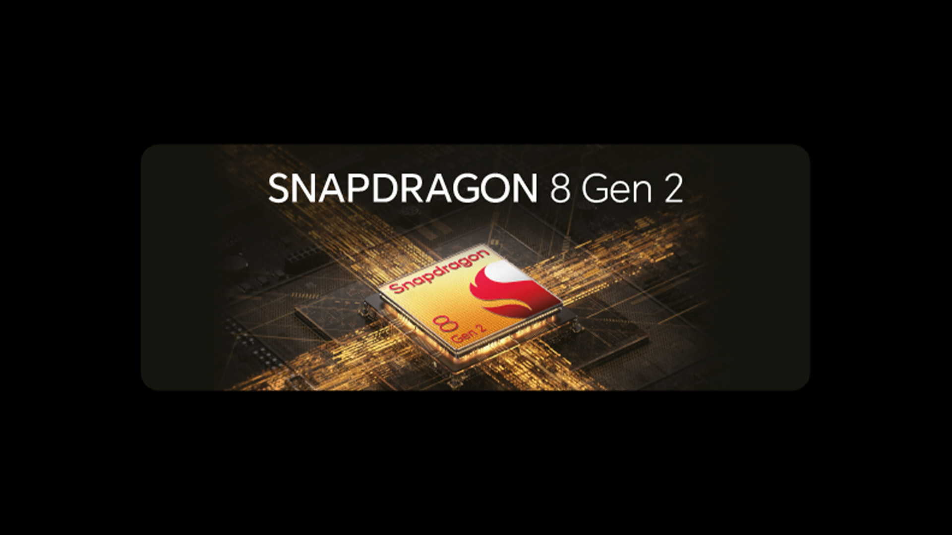 Cercuito dorato con chip quadrato "Snapdragon 8 Gen 2" con logo rosso e bianco su sfondo nero.