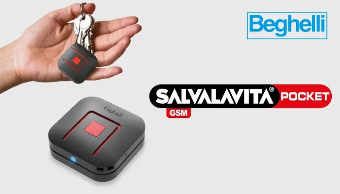 Mano che tiene chiavi con dispositivo quadrato grigio e rosso. Logo Beghelli e Salvalavita Pocket GSM sullo sfondo bianco.