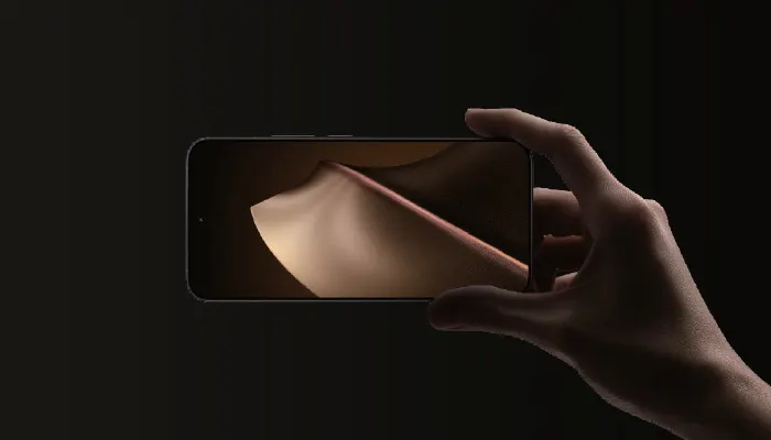 mano che tiene un telefono xiaomi mentre scatta una foto astratta