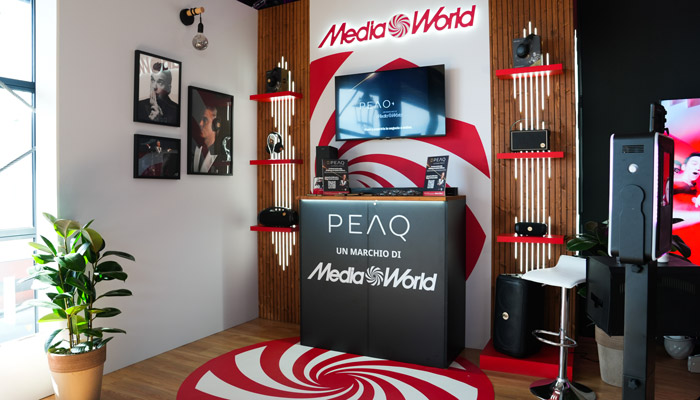 Corner con logo mediaworld e PEAQ, quadri con foto di robbie williams e prodotti peaq in esposizione a sanremo