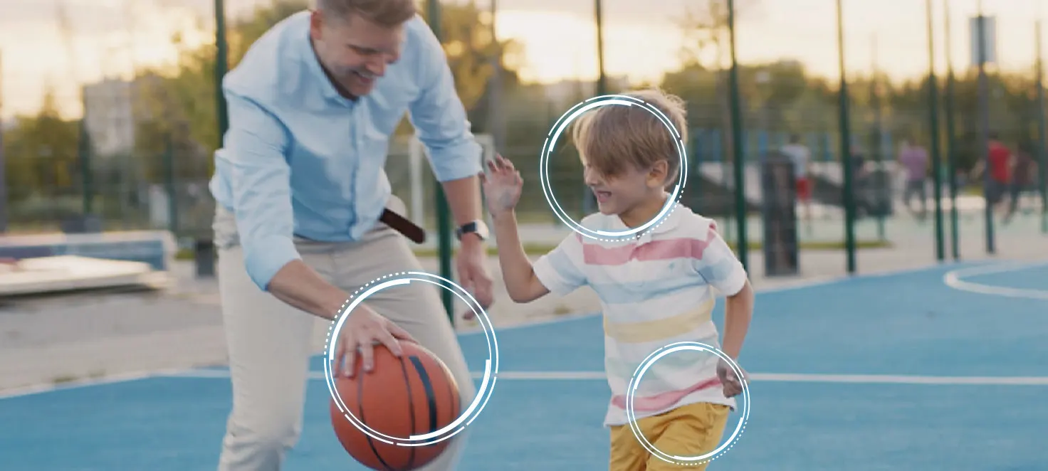 Uomo e ragazzino che giocano a basket, tre cerchi mostrano l'AI UPSCALING di Samsung Vision AI