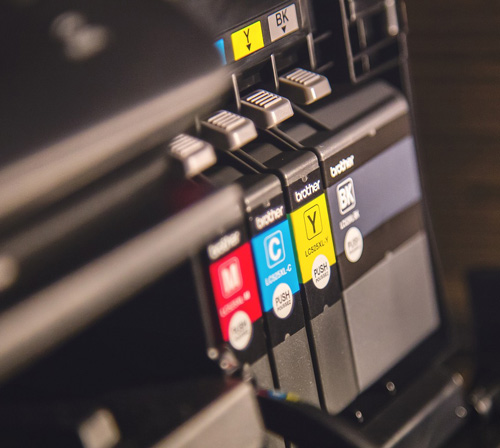 Cartucce d'inchiostro per stampante. Cartucce colorate: magenta, ciano, giallo e nero. Etichette con la scritta "Brother".