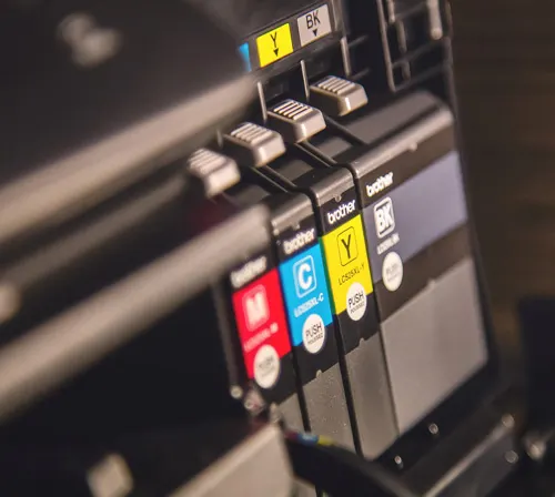 Cartucce d'inchiostro per stampante. Cartucce colorate: magenta, ciano, giallo e nero. Etichette con la scritta "Brother".