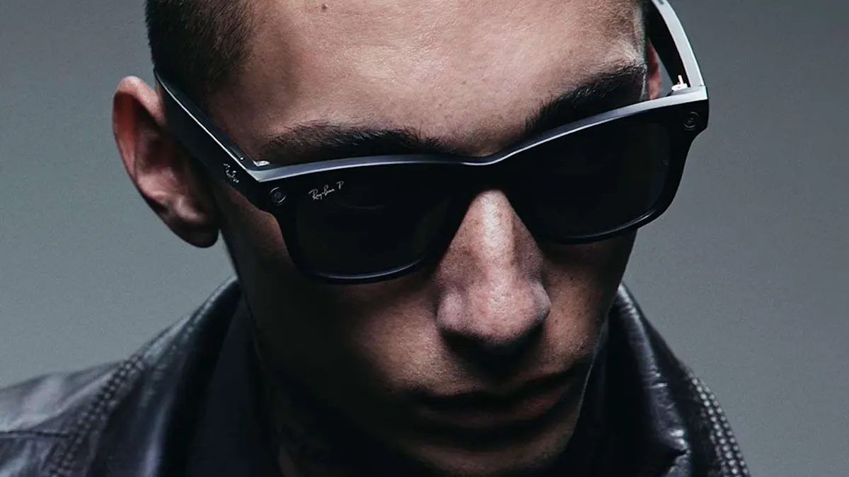 Ragazzo che indossa gli occhiali nuovi Meta RayBan