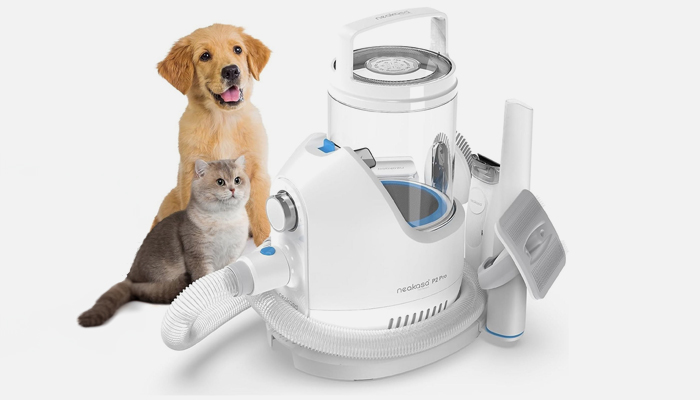 Kit professionale per la toelettatura degli animali Neakasa P2 Pro. Il dispositivo è bianco con dettagli azzurri, dotato di un contenitore per la polvere trasparente e vari accessori per spazzolare e tosare. Accanto al prodotto posano un cucciolo di Golden Retriever e un gatto grigio su sfondo bianco.