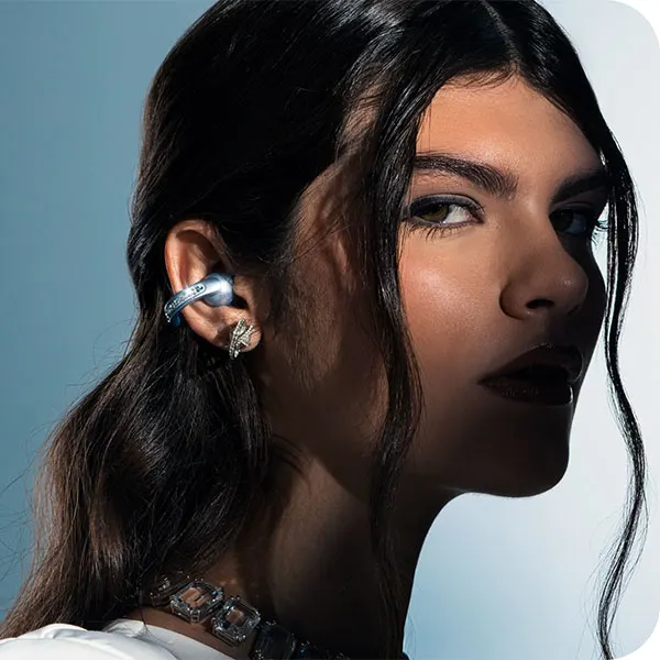 una donna con gli auricolari