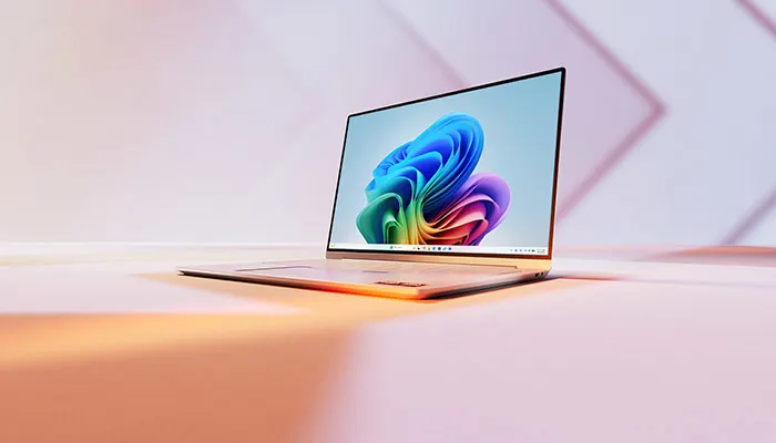 Notebook su sfondo astratto rosa