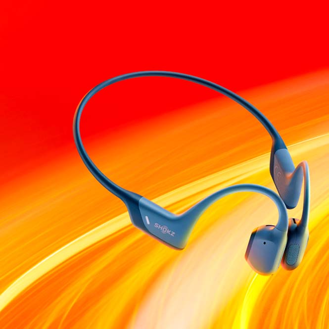 Cuffie blu ad archetto su sfondo sfumato rosso, arancione e giallo. Sul braccio sinistro � visibile la scritta "SHOKZ".