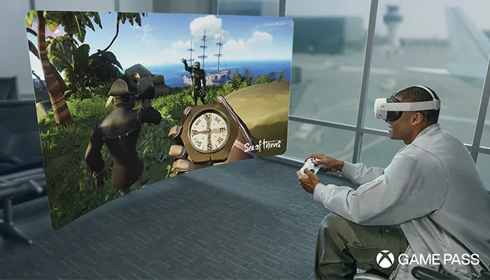 Uomo con visore VR e controller gioca a videogioco su schermo. Si vedono vegetazione, pirata, nave e bussola. Logo Xbox Game Pass.