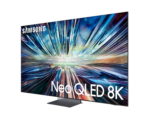 Schermo TV Samsung Neo QLED 8K con grafica astratta blu e bianca, e base rettangolare grigia.