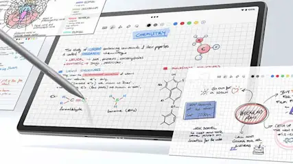 Tablet con stilo su appunti di chimica e programmi per il weekend su sfondo bianco.