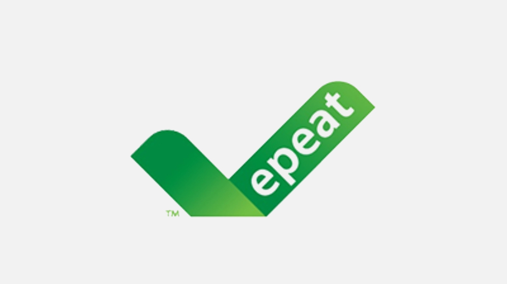 Logo verde "epeat" su sfondo bianco, inclinato come un segno di spunta.