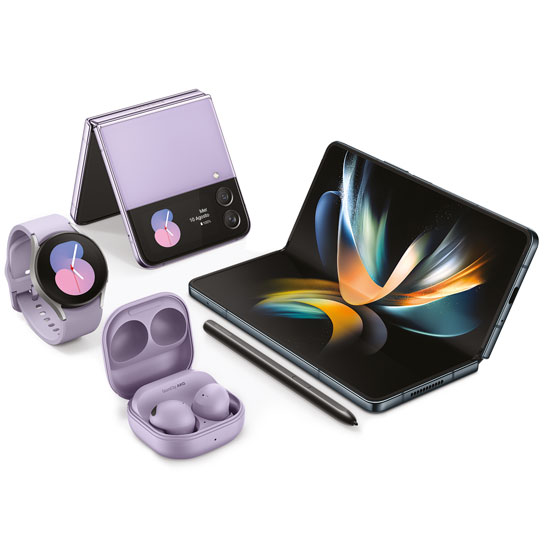 Ecco la descrizione dell'immagine: Un orologio da polso, un telefono pieghevole, un altro telefono pieghevole, una custodia e auricolari.