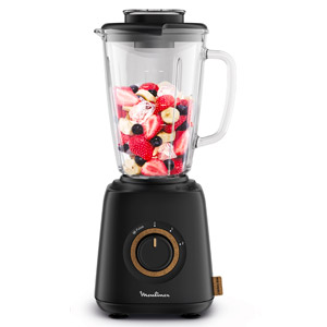 Frullatore nero con caraffa in vetro piena di frutta mista su sfondo bianco.