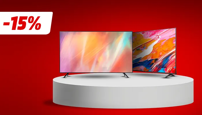 Due televisori su piattaforma bianca, sfondo rosso. Uno schermo piatto, uno curvo. Sconto del 15% in alto a sinistra.