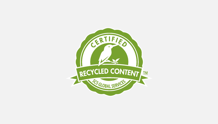 Logo verde "Certified Recycled Content" con un uccello bianco su un ramo. Testo: SCS Global Services.