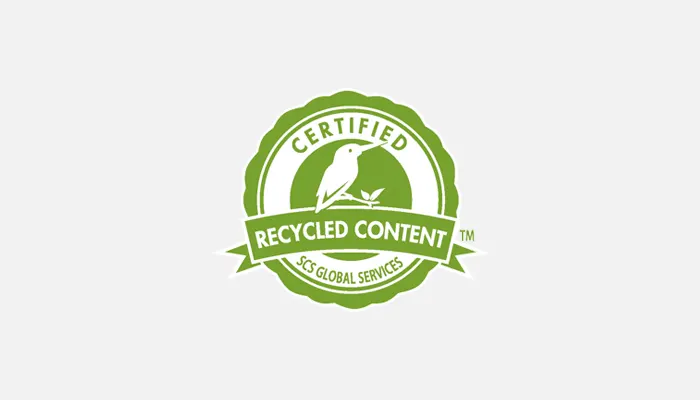 Logo verde "Certified Recycled Content" con un uccello bianco su un ramo. Testo: SCS Global Services.