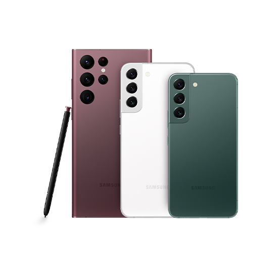 Tre smartphone affiancati: uno bordeaux con sette obiettivi, uno bianco con tre obiettivi, uno verde con tre obiettivi e una penna nera.