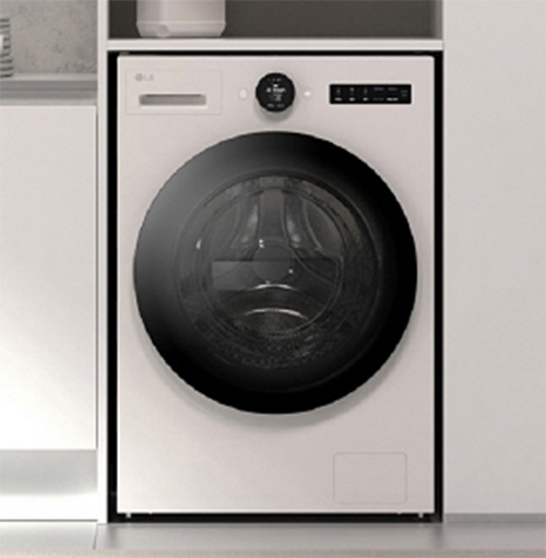 Lavatrice bianca con oblò nero e pannello di controllo in una stanza luminosa.