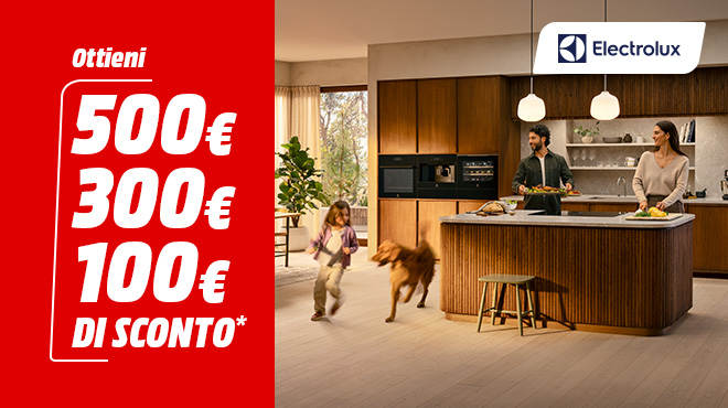 Immagine divisa: parte sinistra con sfondo rosso e scritta sconti; parte destra una famiglia in cucina:una coppia prepara da mangiare mentre figlia e cane giocano. Icona electrolux