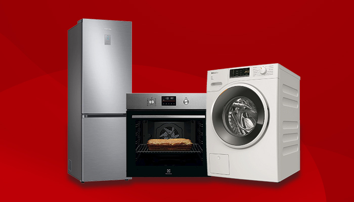 Un frigorifero, un forno e una lavatrice su uno sfondo rosso