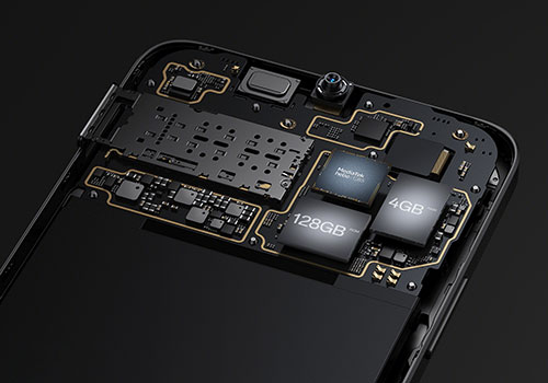 Interno di un telefono nero con circuiti, chip da 128GB e 4GB visibili su sfondo nero.