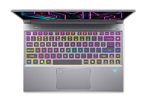 Una vista dall'alto di un portatile grigio aperto con tastiera retroilluminata multicolore e touchpad rettangolare. Lo schermo mostra grafica astratta.