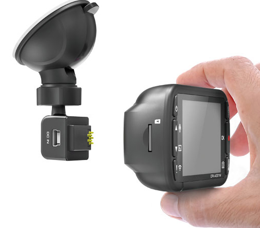 Supporto a ventosa nero per dash cam e dash cam nera tenuta in mano su sfondo bianco.