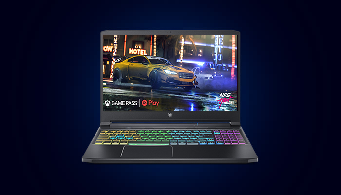 Un portatile nero mostra un videogioco di corse automobilistiche con tastiera multicolore, su sfondo blu.