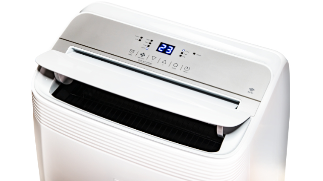  Pannello di controllo del climatizzatore mobile KOENIC KAC 14022 WLAN con display e tasti in bianco, indicazione della temperatura 23&deg;C.