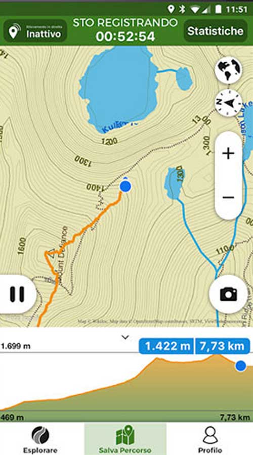 Schermata app di navigazione mostra mappa topografica con sentieri arancioni e blu, laghi azzurri, e dati altimetrici.
