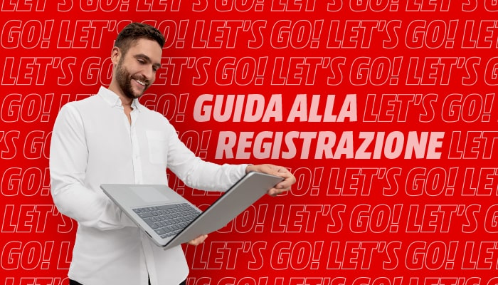 Uomo con camicia bianca tiene un laptop su sfondo rosso con testo "LET'S GO!" e "GUIDA ALLA REGISTRAZIONE".
