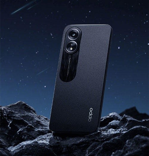 Uno smartphone nero OPPO su rocce scure, con cielo notturno stellato sullo sfondo. La fotocamera posteriore � visibile.