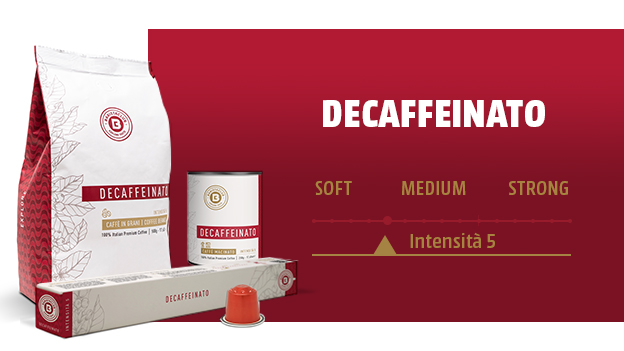 Sacchetto, barattolo, confezione e capsula di caff� decaffeinato su sfondo rosso con scala d'intensit�.